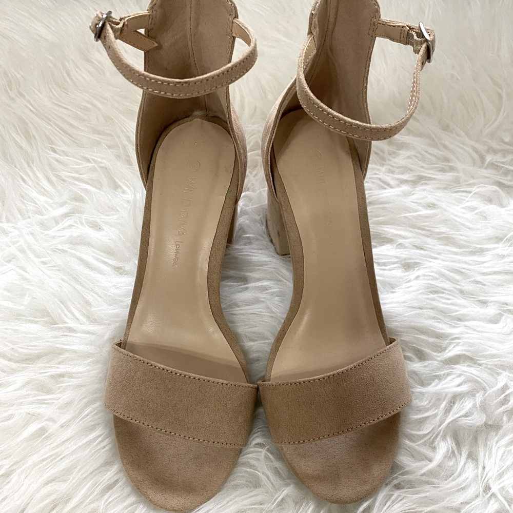 🤍 Nude strappy heels